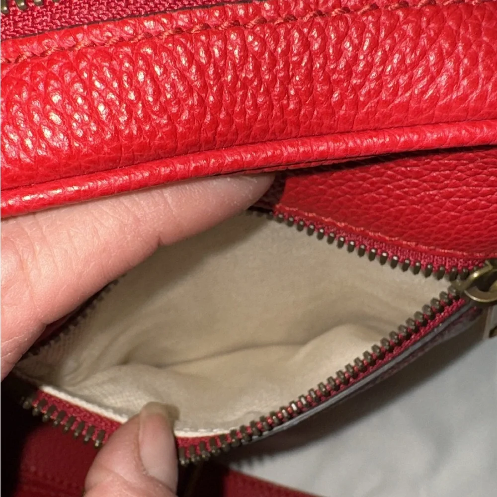 Gucci Red Crossbody Bag with Iconic Logo Design - Picture 5 of 8